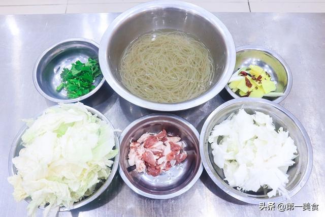 猪肉炖粉条详细做法，粉条不粘、猪肉软烂，北方人一天三顿吃不腻
