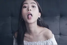 小说：我和邻居姐姐每晚偷偷聊天，以为只自己失眠，她因我睡不着图片