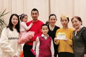 赵文卓第13年为保姆庆生，感激对方带大三子女，大方送钻石项链图片