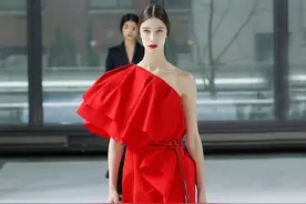 32岁执掌美国时尚名牌-卡罗琳娜·海莱拉（2020秋季成衣）图片