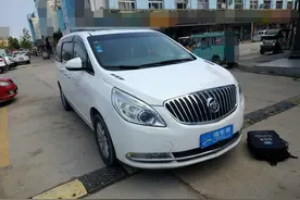 开了7万公里的别克GL8只要11万，拉开车门惊现断裂的安全带图片