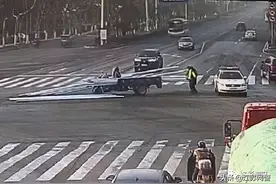 江苏宿迁：交警化身大力士，徒手搬运百斤重钢管！图片