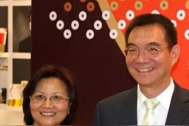 国军连长命令全连呆在屋里，自己抱着篮球泅渡台海，后任北大教授图片