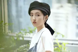 张子枫太清纯，白T恤搭背带牛仔裤，戴上贝雷帽好俏皮图片