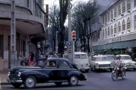 老照片：1970年的越南西贡，摩托车汽车满街跑，号称东方巴黎图片