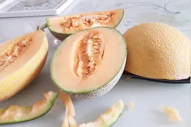 黄皮和绿皮哈密瓜哪个更好吃？我们来对比下 挑选一个好的哈密瓜视频封面