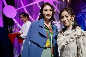 谢杏芳气质也太好，蓝色大衣配花衬衫好优雅，气质一点不输明星图片