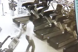 奇迹健身房内发生离奇事件 男子站立跑步机上突然后仰摔成重伤视频封面
