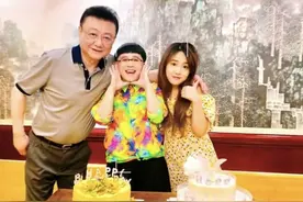 55岁金龟子晒全家福庆生！穿印花衬衣一直不老，小33岁女儿颜值高图片