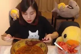 农村网红吃20斤螺蛳粉，喝汤时被看出“猫腻”，网友：差点就信了图片