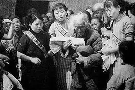 70岁女教师被捕，全村人不让抓，公布罪行后，村民请求处死刑图片