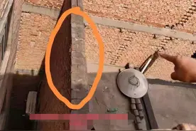 邻居建房后自家“昼如黑夜”，起诉讨要采光通风权，从区法院到省高院历经14年，75岁老人终等到邻居拆房判决图片