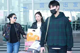 陈飞宇和母亲陈红同行，母子俩长得还挺像，穿搭也朴素极了图片