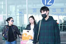 陈飞宇和母亲陈红同行，母子俩长得还挺像，穿搭也朴素极了图片