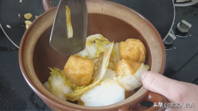 白菜炖粉条这样做吃着才香，出锅味美解馋，吃一口，饭都不想吃了