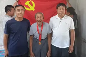 沈阳知青与99岁老队长共享“光荣在党50年”崇高荣誉图片