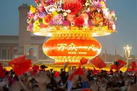 天安门广场举行国庆升旗仪式，数万人共同见证这一庄严时刻