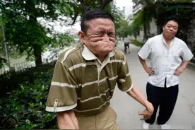 成都“烂脸王”变脸不用道具，能咬到自己的鼻子，他是怎样做到的图片