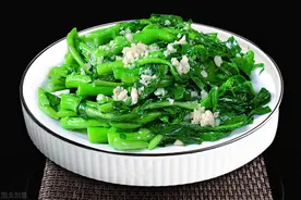 青菜下锅容易发黑，教你1个技巧，又鲜又嫩还不出水，翠绿不发黑图片