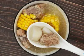 炖莲藕汤，直接下锅炖是不对的，记住1个窍门，莲藕粉糯不发黑图片