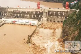 三门峡水利枢纽全孔开闸泄洪图片