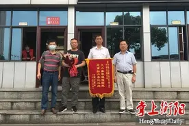 4岁男孩独自买玩具迷了路，衡阳公交司机暖心相助图片