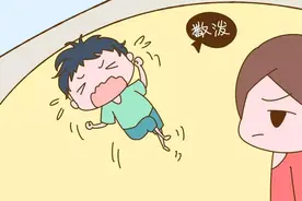 孩子躺地上撒泼，奶奶“一句话”让他乖乖站起来，值得家长学习图片