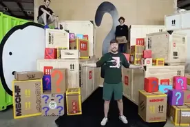 油管网红小哥50万美金买了一堆盲盒，连兰博基尼都开出来了图片