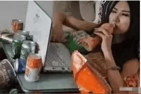 没事别把自己衣服借给别人穿，否则就再也撑不起来了，真的自卑了图片