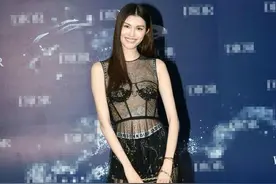 最近火了一种穿法，叫“外边放纵，里边保守”，刘亦菲关晓彤都爱图片