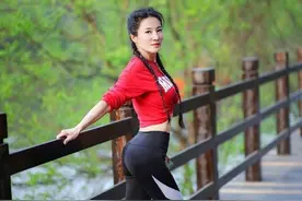 53岁健身女神刘叶琳，坚持锻炼20年，颜值高身材好无人敢叫大妈图片
