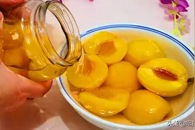 入秋后，多吃桃子，2元一斤吃得起，煮一煮放冰箱保存，又香又甜图片