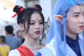 网曝杨超越cos哪吒路透，扎双丸子头额间点同款印迹图片
