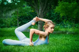 腰部有赘肉，游泳圈的，4个瑜伽动作，瘦腰，修正曲线，改善体态图片