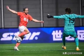 恒大2-0建业引争议！戴上队长袖标的他，踢出了郑智的感觉图片