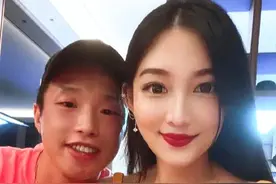 德云社烧饼秀全家福，娇妻貌美如花，两个孩子和爸爸如出一辙图片