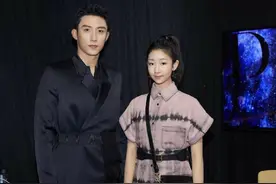 章子怡侄女近照曝光！年仅14岁大长腿吸睛，气场强大似国际章图片