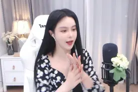 斗鱼四大主播连麦PK，苏恩表演诱惑舞蹈，毛子吓得遮挡屏幕图片