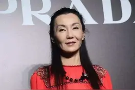 56岁张曼玉到底怎么了？穿红裙瘦得皮包骨，容颜憔悴让人心疼图片