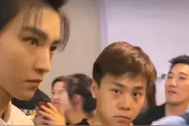 王俊凯生图精修差距多大，看到路人随手拍的照片，网友：谁敢信？图片