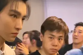 王俊凯生图精修差距多大，看到路人随手拍的照片，网友：谁敢信？图片