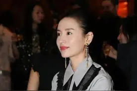 董洁穿两层衣服出门不热吗，撸胳膊挽袖子，看着很洒脱图片