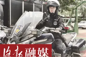 洛阳身背“宝剑”高考执勤女特警走红网络：换便装也是邻家姑娘，追她的小伙儿排着队图片