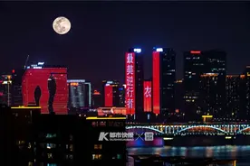 快，抬头，今晚这月亮真是又大又圆呐！而且可以看一整晚哦图片