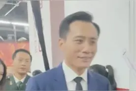 多位明星被群众包围，成龙刘烨靳东黄渤热情亲切，被赞真正的大咖图片
