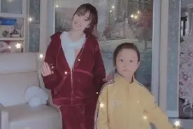 李小璐带甜馨穿运动服宅家中跳舞，母女二人动作统一默契十足图片