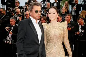 巩俐在国外美得高级！穿金色刺绣裙随老公走红毯，全程牵手好恩爱图片