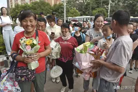 高考结束，家长笑迎接考生，这个爸爸送的东西很特别，看看是啥图片