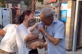 奇缘，陕西一宝宝抱住小区门卫大爷不撒手，妈妈拉都拉不开图片