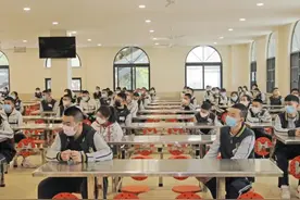 湖北一学生拒绝保送清华，表示想感受高考过程，他考试成绩引争议图片